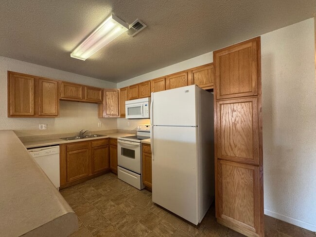 Building Photo - 3 Bed 2 Bath Duplex To Include Single Car ...