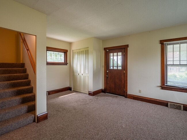 Building Photo - Welcome to ECoe House!