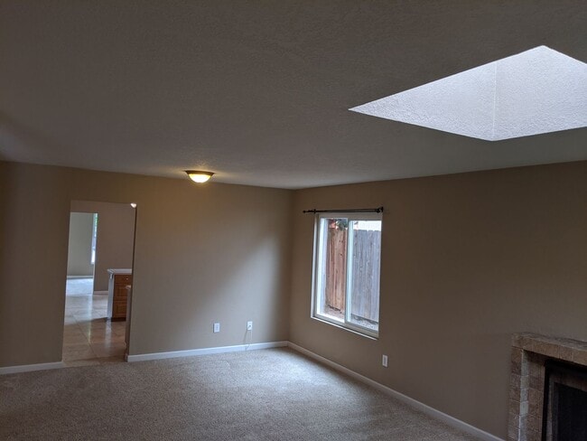 Building Photo - Welcome home to this charming 3-bedroom ho...