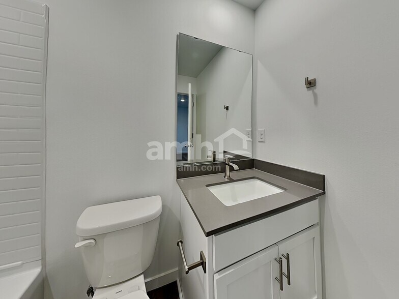 Building Photo - 5003 Washington St SE