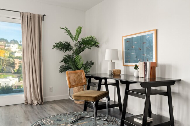 Building Photo - 1744 Redesdale Ave