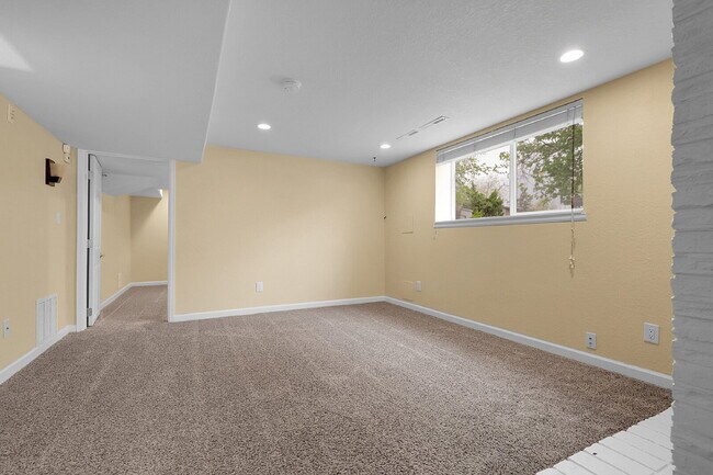 Building Photo - $1,795.95 - 2 Bed, 1 Bath Duplex Unit in Littleton with Fenced in yard, and In Unit Laundry!