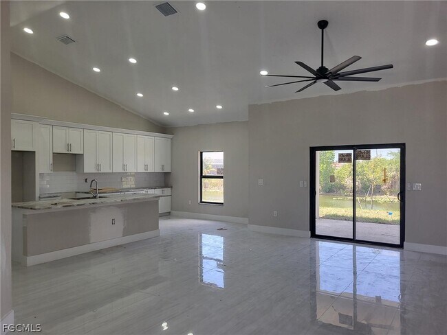 Building Photo - 654 NE 5th Pl