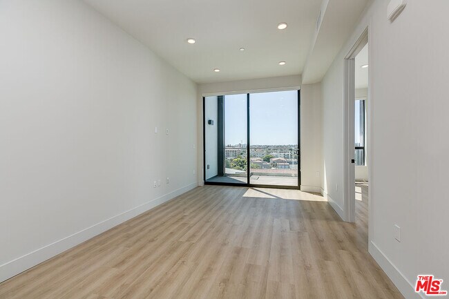 Building Photo - 3833 Dunn Dr