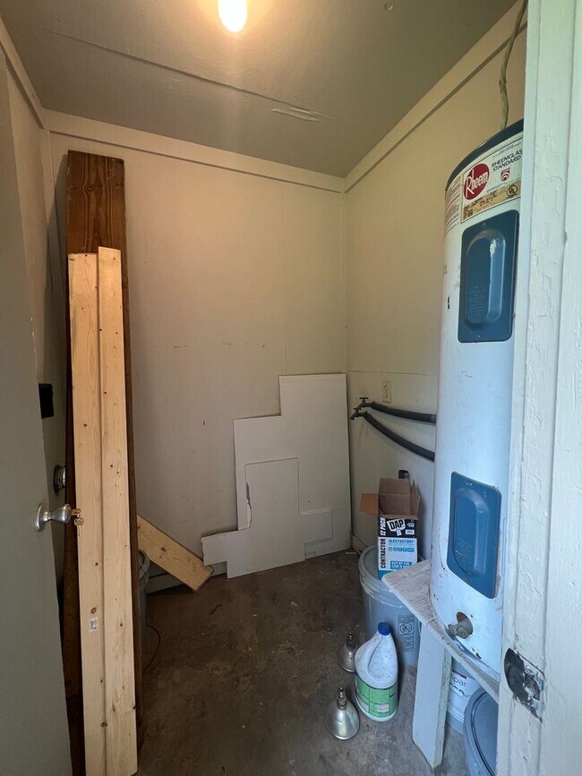 Building Photo - 3 bedroom 1 bathroom single level home