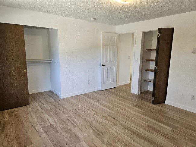 Building Photo - Remodeled 2/1.5 Townhome in a Quiet Fourplex