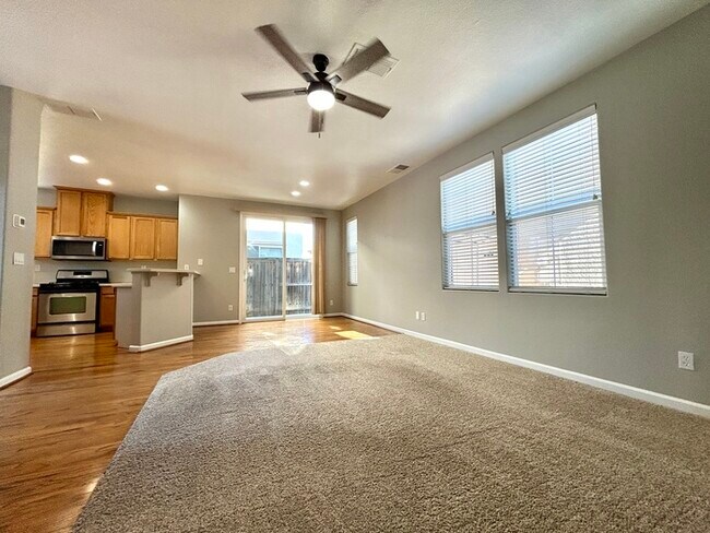 Building Photo - Beautiful 3 Bedroom Located in Roseville Strada Community!
