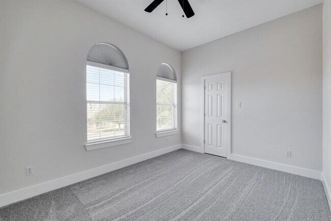 Building Photo - 277 Paddington Dr