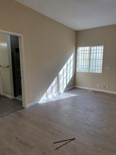 Building Photo - 947 S Sycamore Ave