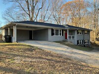 Building Photo - 3558 Pine Needle Dr SW