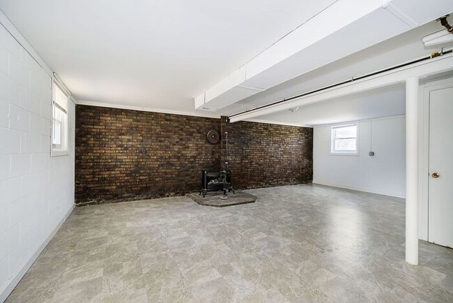 Building Photo - 3 Bedroom Home With Spacious Fenced Yard i...