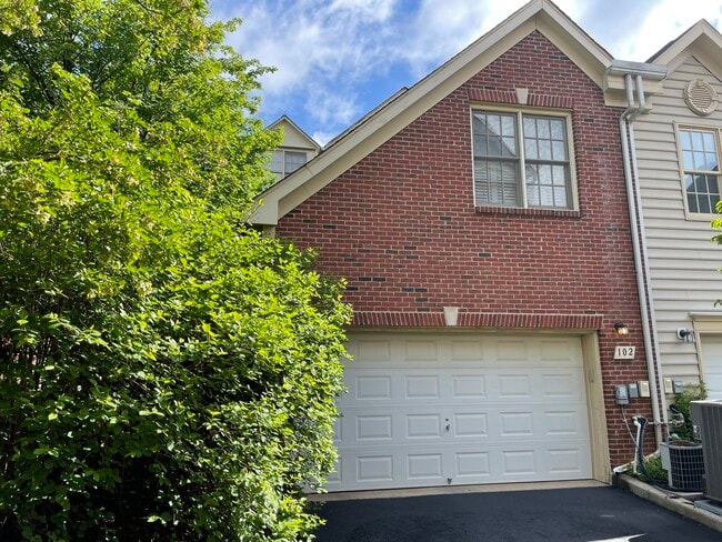 Building Photo - 102 Oak Knoll Terrace
