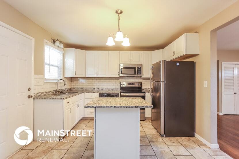 Building Photo - 1006 SW Lakeview Blvd