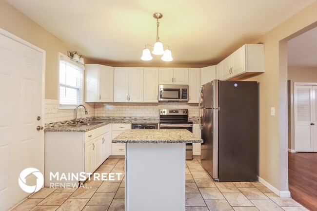 Building Photo - 1006 SW Lakeview Blvd