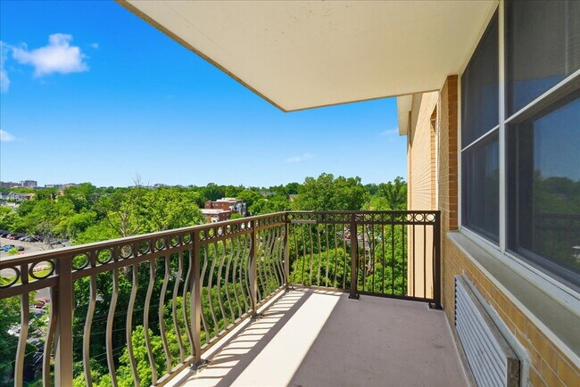 Building Photo - Sophisticated High-Rise Living in Prime Arlington Location