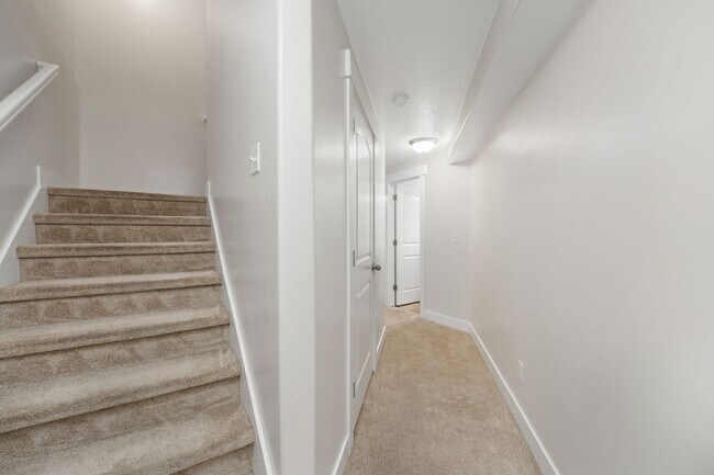 Building Photo - Spacious 4 Bedroom Townhome in Vineyard, UT