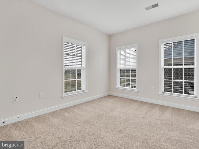 Building Photo - 147 Putnam Way