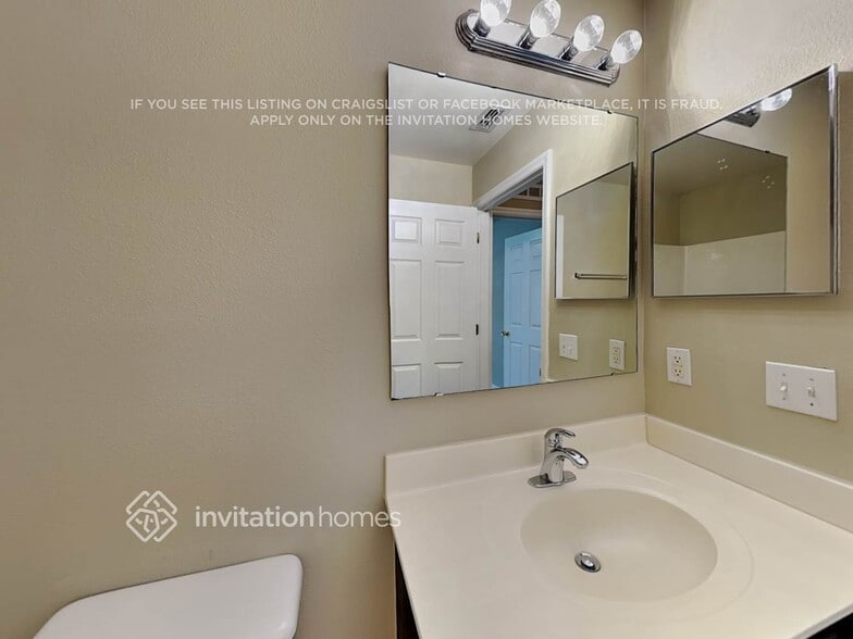 Building Photo - 1710 W Marshall Lake Dr