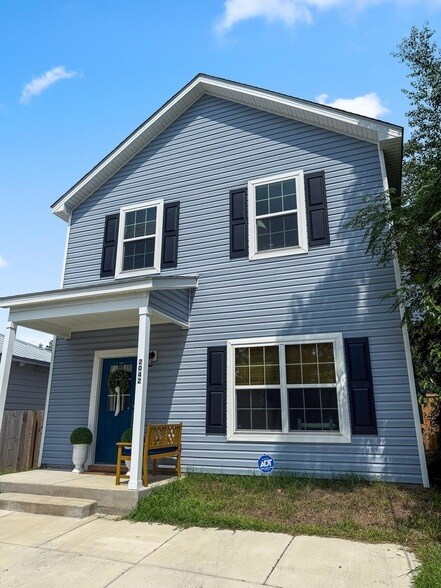 Primary Photo - 2042 Delaware Ave