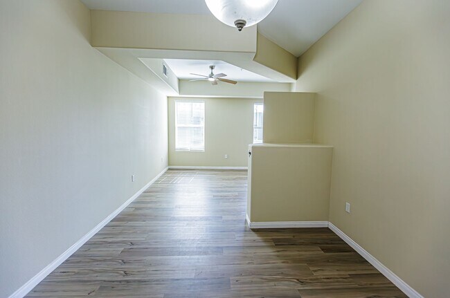 Building Photo - Top Floor 2 Bedroom Condo Located in Manha...