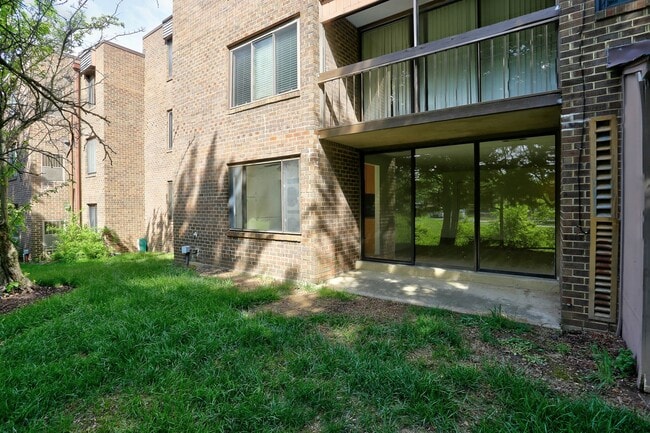 Building Photo - 2 BR/2 BA Garden Level Condo