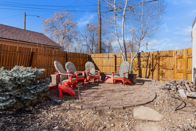 Building Photo - Available NOW! 3 Bedroom 2 Bath Beautiful Home in Sunny Side!