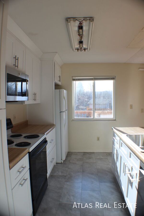 Building Photo - 9415 Brentwood St