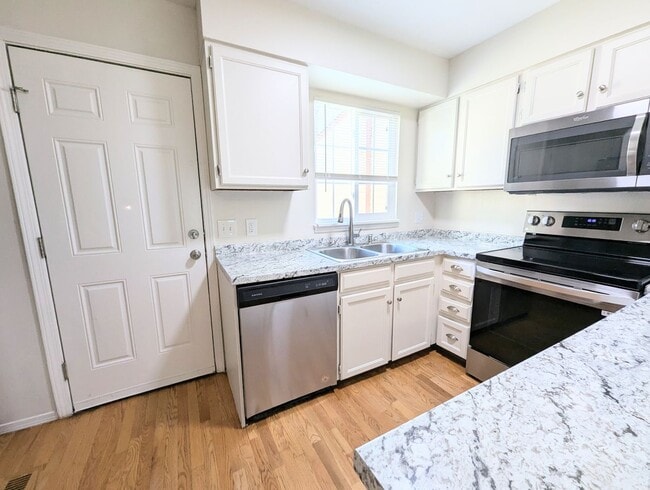 Building Photo - 2 Bedroom in Great Location
