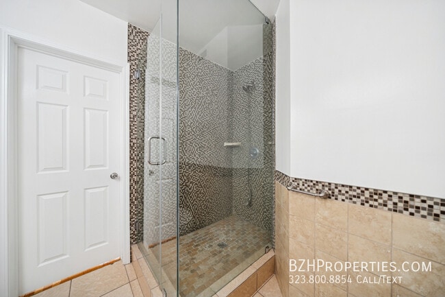 Building Photo - 112 S Detroit St