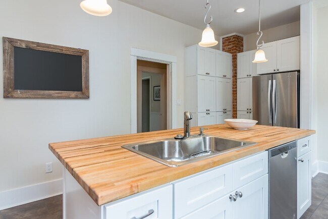 Building Photo - 418 E Myrtle St