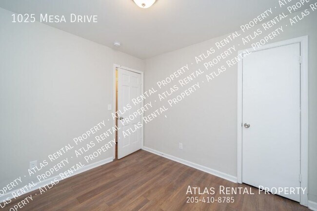 Building Photo - 1025 Mesa Dr