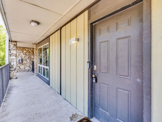 Building Photo - Fully appointed Loft with Lake Austin access!