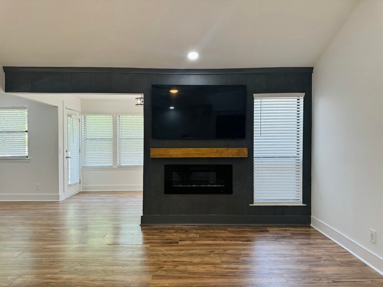 Building Photo - 1904 Variations Dr NE