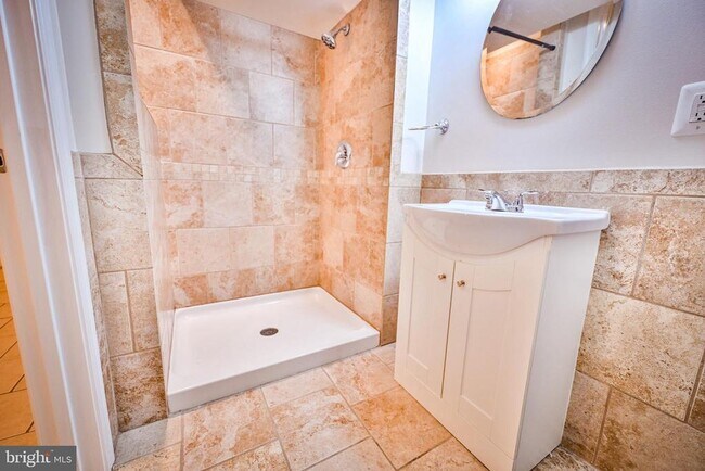 Building Photo - 263 S Ellwood Ave