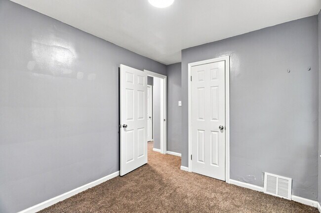Building Photo - 8650 Greenview Ave