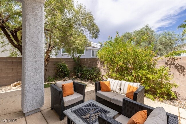 Building Photo - 275 Spectacular St