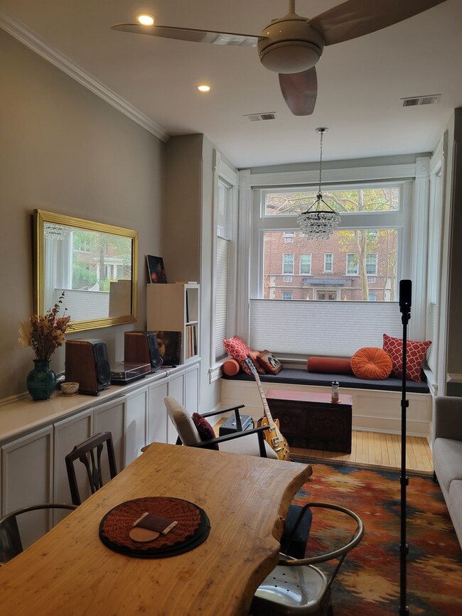 Building Photo - Charming 2 BR/1 BA Ground Level Condo Unit...