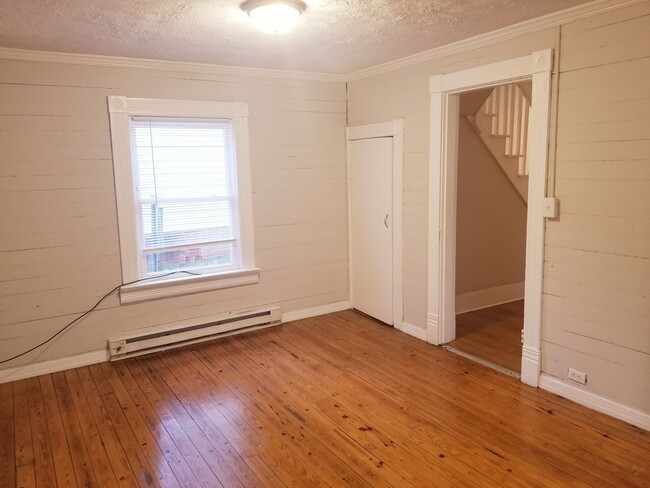 Building Photo - Three Bedroom Two Story House!