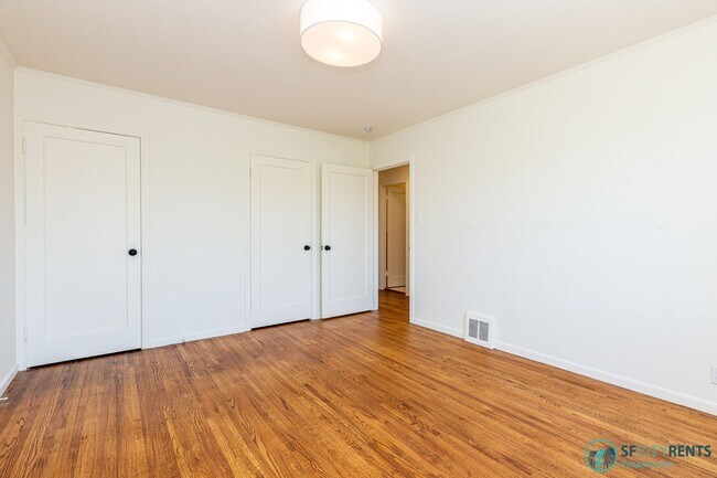 Building Photo - Outer Sunset: Top Floor w/ Shared Yard & Laundry on N Judah Line