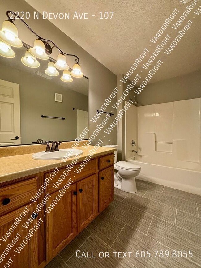 Building Photo - 2220 Devon Ave