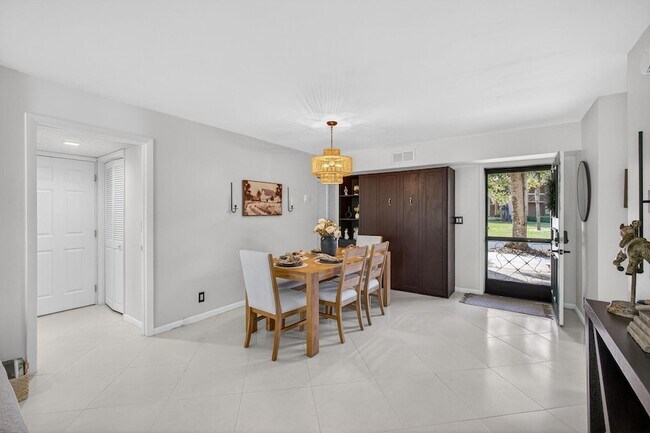 Building Photo - 11282 Green Lake Dr