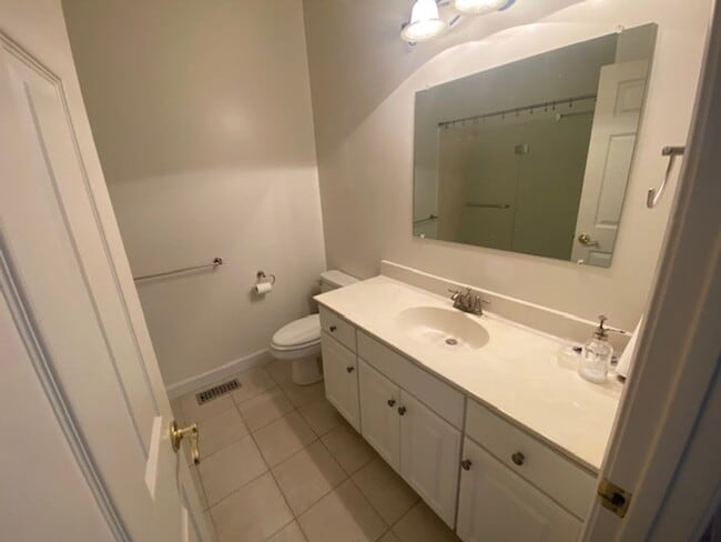Building Photo - Coming Soon! Great home near the lake and ...