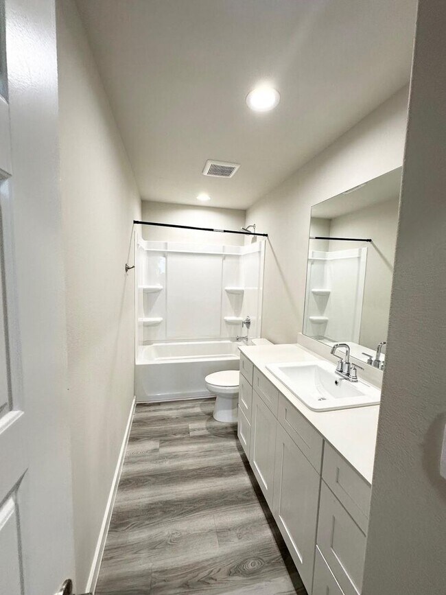 Building Photo - 3 Bedroom 2.5 Bathroom Ready to Rent ASAP!