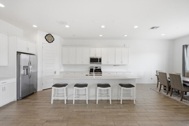 Building Photo - 4323 N 92nd Dr