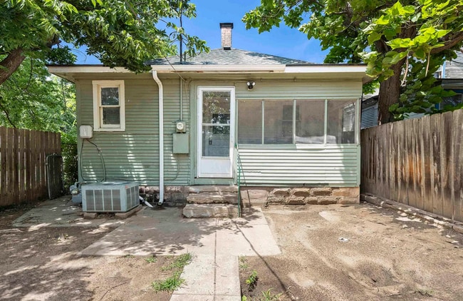 Building Photo - 537 E Ave B