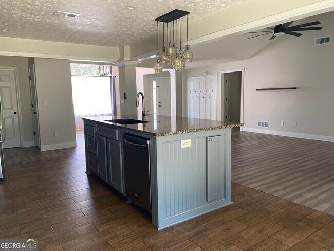 Building Photo - 900 Harbins View Dr