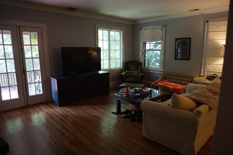 Building Photo - 1212 Virginia Ave. NE