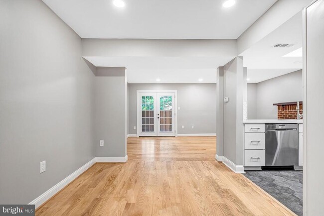 Building Photo - 2540 S Walter Reed Dr