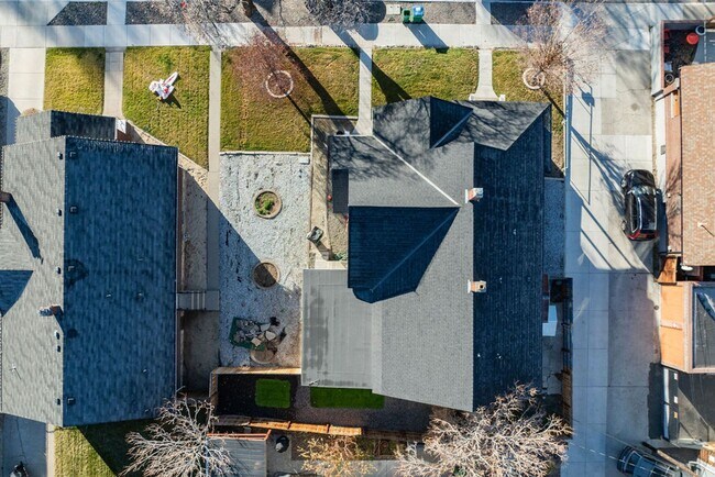 Building Photo - 331 Roberts St