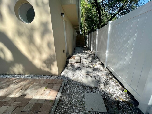 Building Photo - Private Townhouse in Heart of South Tampa